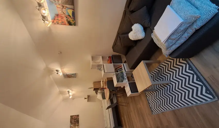 Hanga-lak Velence - Augusztus 20. (min. 2 j)