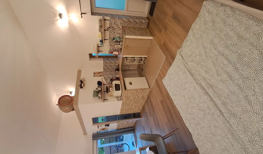 Hanga-lak Velence - Augusztus 20. (min. 2 j)