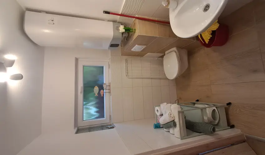 Hanga-lak Velence - Augusztus 20. (min. 2 j)