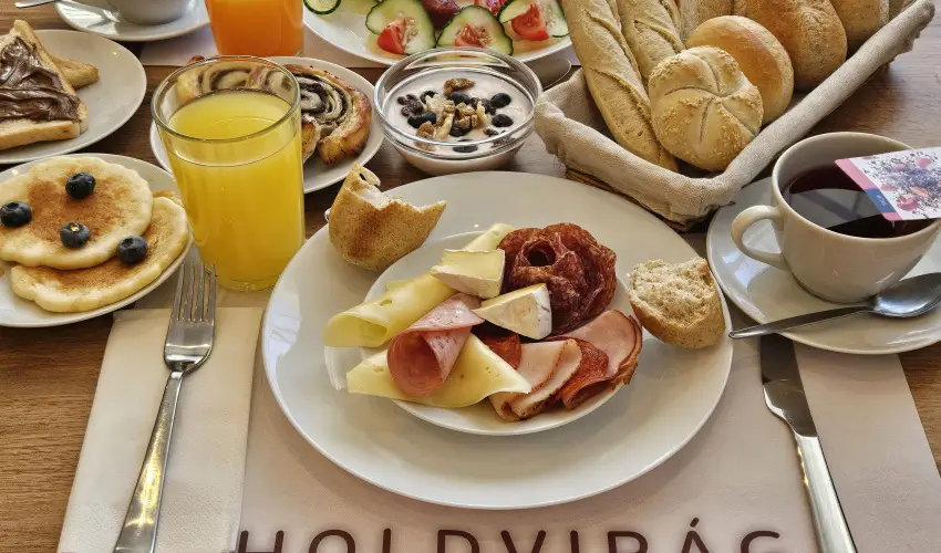 Holdvirg Hotel Srvr - Augusztus 20.