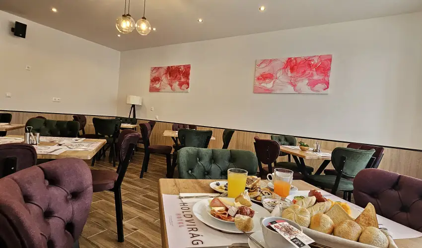 Holdvirg Hotel Srvr - Augusztus 20.