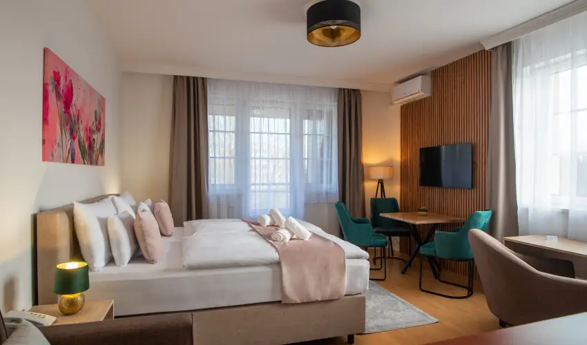 Holdvirg Hotel Srvr - Augusztus 20.