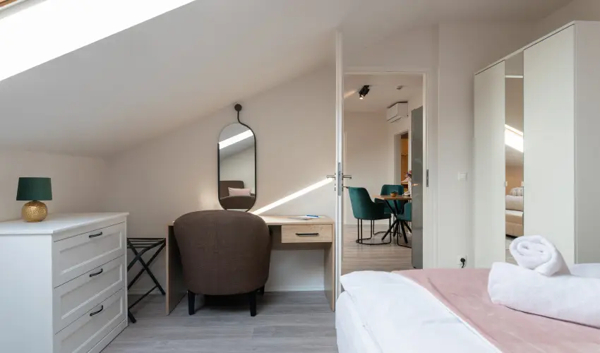 Holdvirg Hotel Srvr - Augusztus 20.