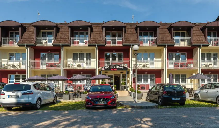 Holdvirg Hotel Srvr - Augusztus 20.