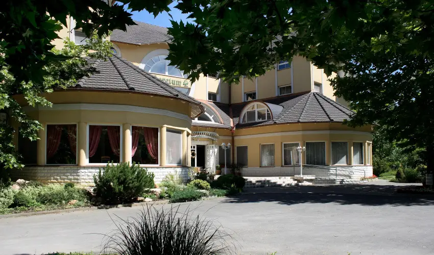 Hotel Arbortum Harkny - Augusztus 20. (min. 2 j)