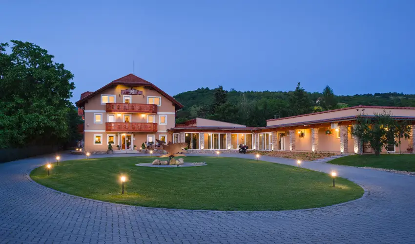 Hotel Honti Wellness s Konferencia Szlloda Visegrd - Augusztus 20. (min. 3 j)