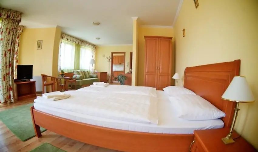 Hotel Jrja Hajdszoboszl - Augusztus 20. (min. 3 j)