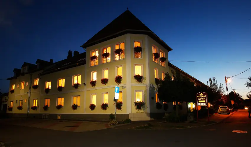 Hotel Korona Wellness, Rendezvény & Borhotel Eger Eger - Augusztus 20. (min. 3 éj)