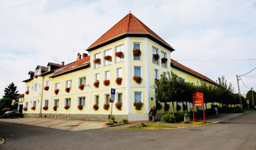 Hotel Korona Wellness, Rendezvény & Borhotel Eger Eger - Augusztus 20. (min. 3 éj)
