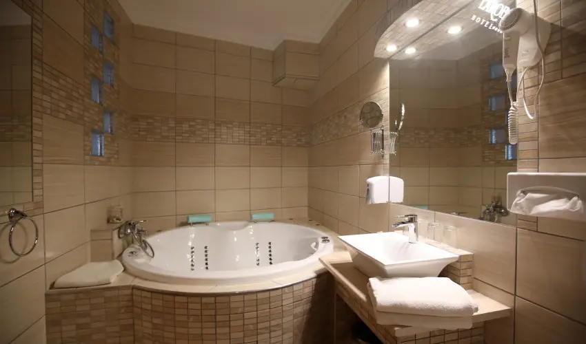 Hotel Laroba Alsrs - Augusztus 20. (min. 2 j)