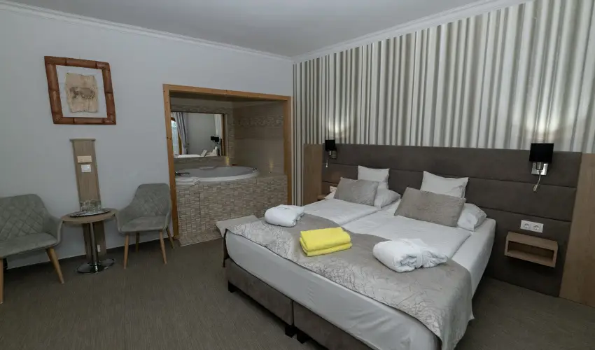 Hotel Laroba Alsrs - Augusztus 20. (min. 2 j)