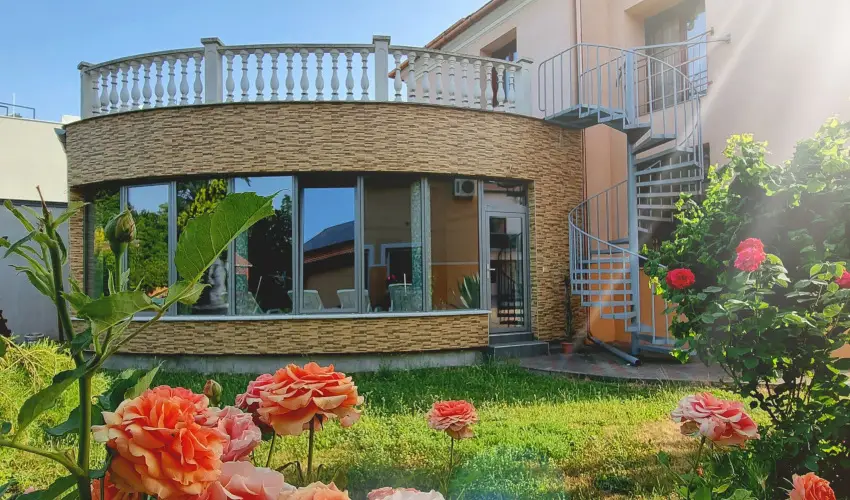 Hotel Vikt�ria S�rv�r - Augusztus 20. (min. 2 �j)