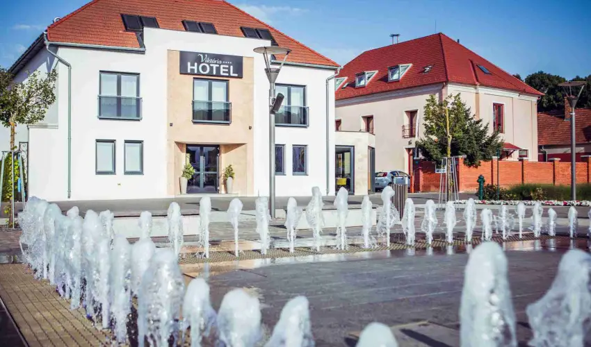 Hotel Vikt�ria S�rv�r - Augusztus 20. (min. 2 �j)