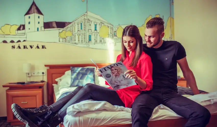 Hotel Vikt�ria S�rv�r - Augusztus 20. (min. 2 �j)