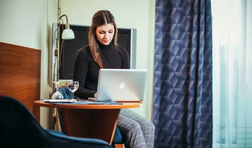 Hotel Vikt�ria S�rv�r - Augusztus 20. (min. 2 �j)