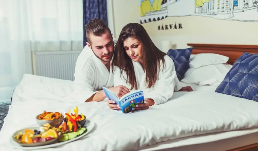 Hotel Vikt�ria S�rv�r - Augusztus 20. (min. 2 �j)