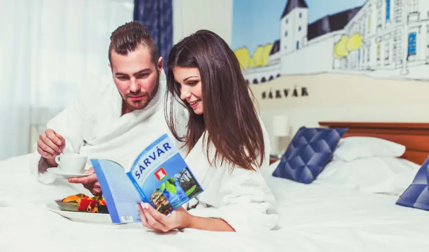 Hotel Vikt�ria S�rv�r - Augusztus 20. (min. 2 �j)