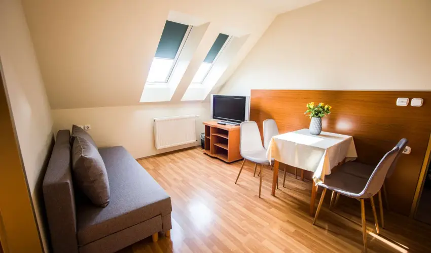 Hotel Vikt�ria S�rv�r - Augusztus 20. (min. 2 �j)