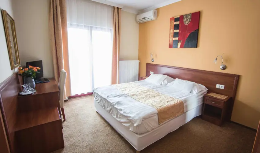 Hotel Vikt�ria S�rv�r - Augusztus 20. (min. 2 �j)