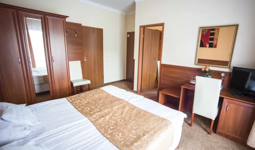 Hotel Vikt�ria S�rv�r - Augusztus 20. (min. 2 �j)