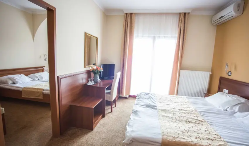 Hotel Vikt�ria S�rv�r - Augusztus 20. (min. 2 �j)
