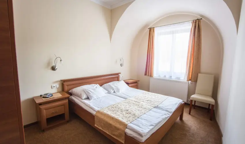Hotel Vikt�ria S�rv�r - Augusztus 20. (min. 2 �j)