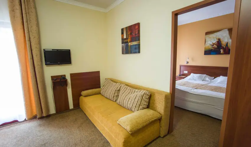 Hotel Vikt�ria S�rv�r - Augusztus 20. (min. 2 �j)