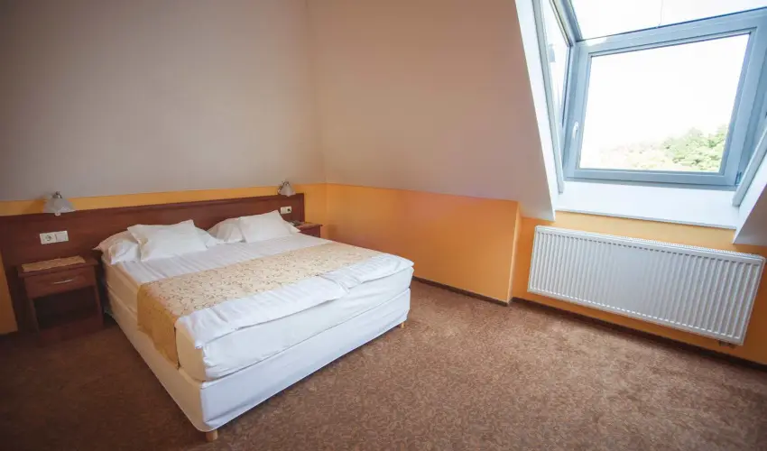 Hotel Vikt�ria S�rv�r - Augusztus 20. (min. 2 �j)
