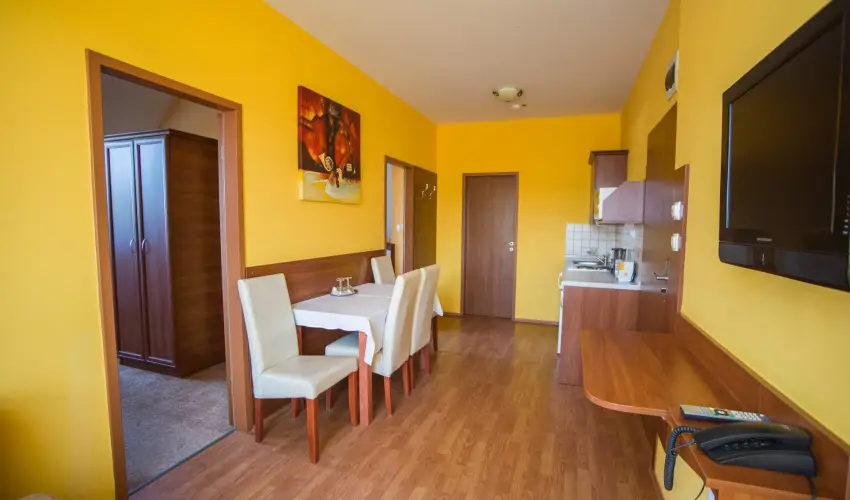 Hotel Vikt�ria S�rv�r - Augusztus 20. (min. 2 �j)