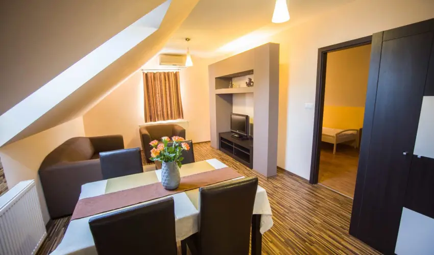 Hotel Vikt�ria S�rv�r - Augusztus 20. (min. 2 �j)
