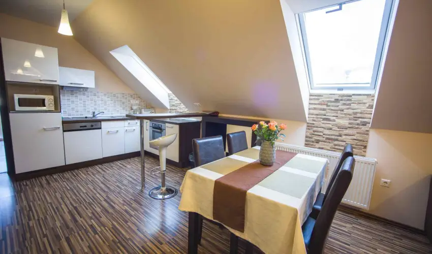 Hotel Vikt�ria S�rv�r - Augusztus 20. (min. 2 �j)