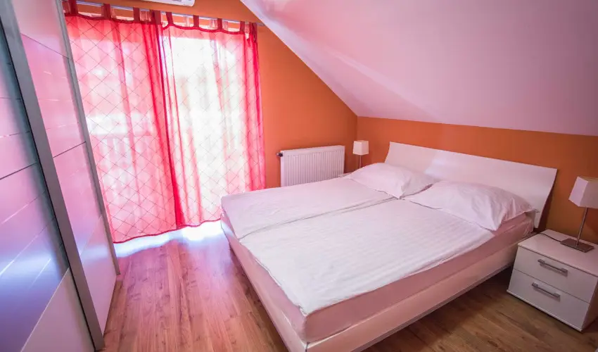 Hotel Vikt�ria S�rv�r - Augusztus 20. (min. 2 �j)