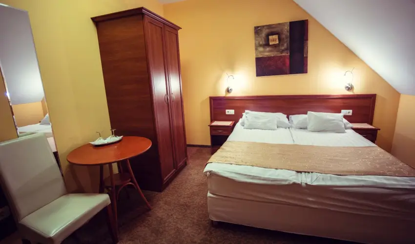 Hotel Vikt�ria S�rv�r - Augusztus 20. (min. 2 �j)