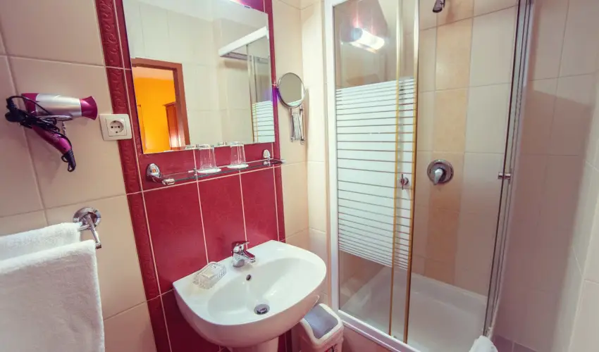 Hotel Vikt�ria S�rv�r - Augusztus 20. (min. 2 �j)