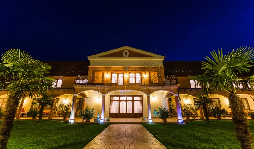 Hotel Vinum Wellness �s Konferencia Hotel Kisk�r�s - Augusztus 20.