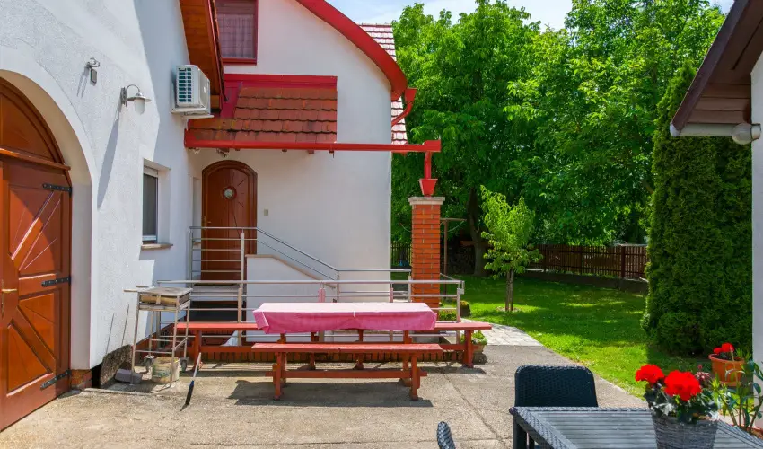 Huszr Vendghz rvnyes - Augusztus 20. (min. 3 j)