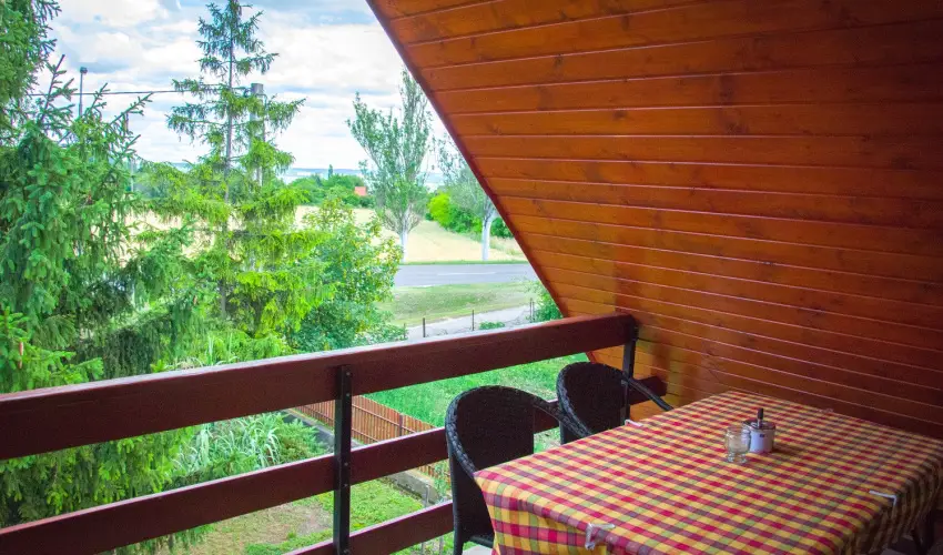 Huszr Vendghz rvnyes - Augusztus 20. (min. 3 j)