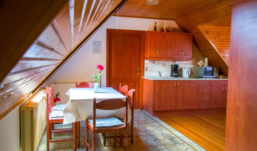 Huszr Vendghz rvnyes - Augusztus 20. (min. 3 j)