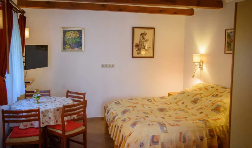 Huszr Vendghz rvnyes - Augusztus 20. (min. 3 j)