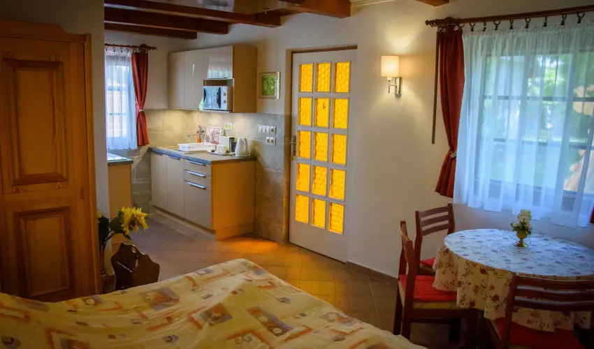 Huszr Vendghz rvnyes - Augusztus 20. (min. 3 j)