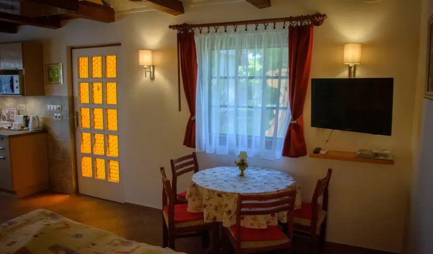 Huszr Vendghz rvnyes - Augusztus 20. (min. 3 j)