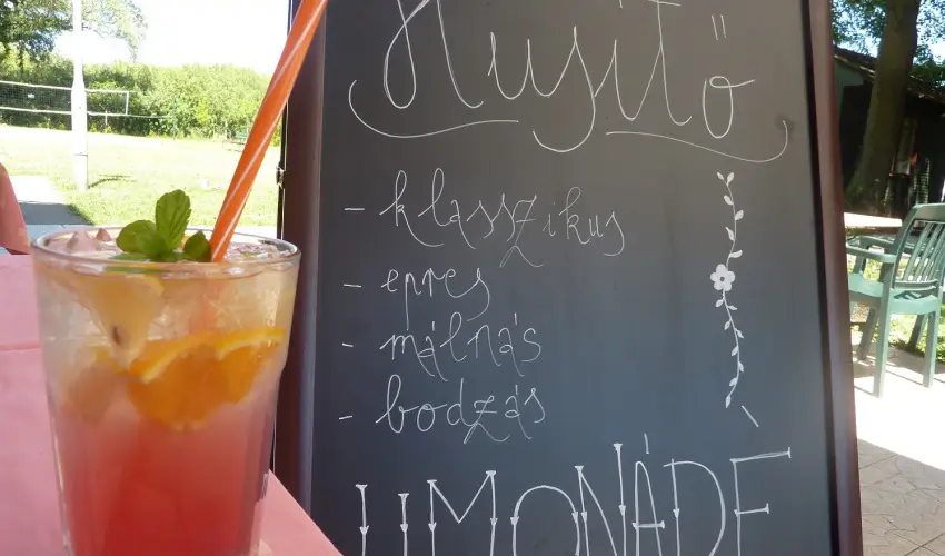 Zsanett Hotel Balatonkereszt�r - Augusztus 20.