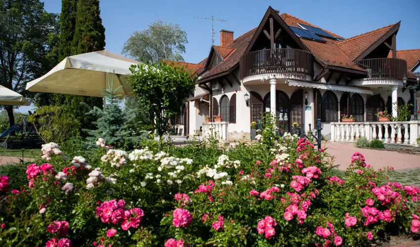 Zsanett Hotel Balatonkereszt�r - Augusztus 20.