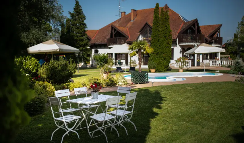 Zsanett Hotel Balatonkereszt�r - Augusztus 20.