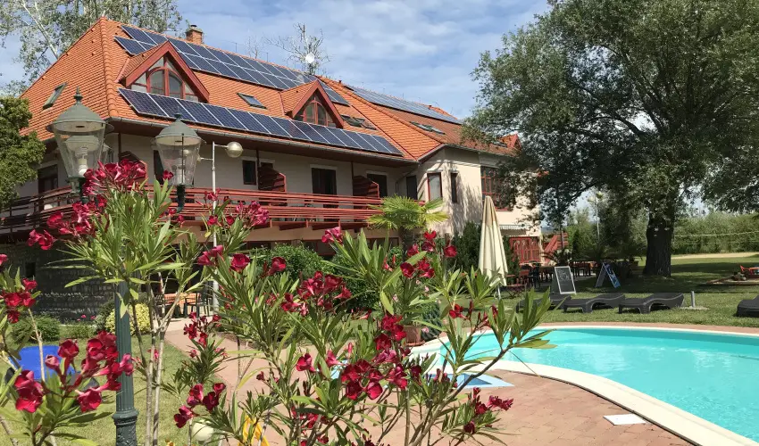 Zsanett Hotel Balatonkereszt�r - Augusztus 20.