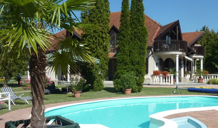 Zsanett Hotel Balatonkereszt�r - Augusztus 20.