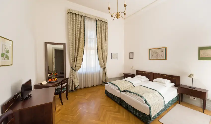 Krolyi Kastly Hotel & Restaurant  Fehrvrcsurg - Augusztus 20.