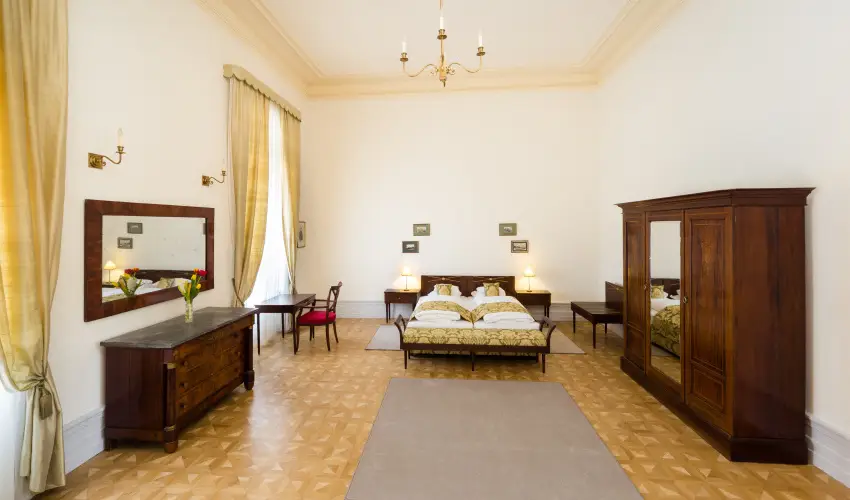 Krolyi Kastly Hotel & Restaurant  Fehrvrcsurg - Augusztus 20.