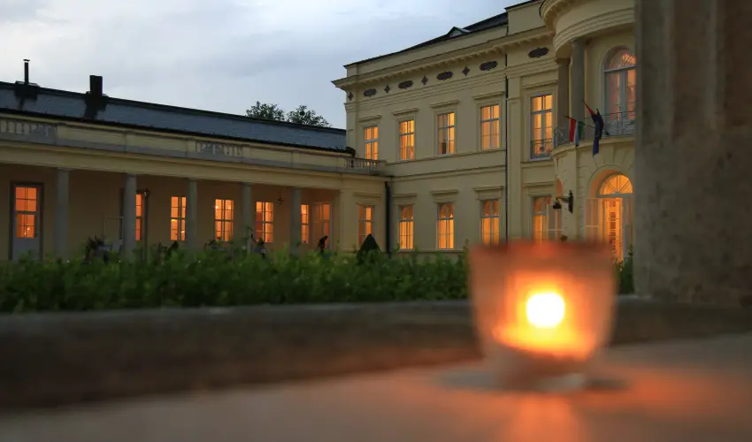 Krolyi Kastly Hotel & Restaurant  Fehrvrcsurg - Augusztus 20.