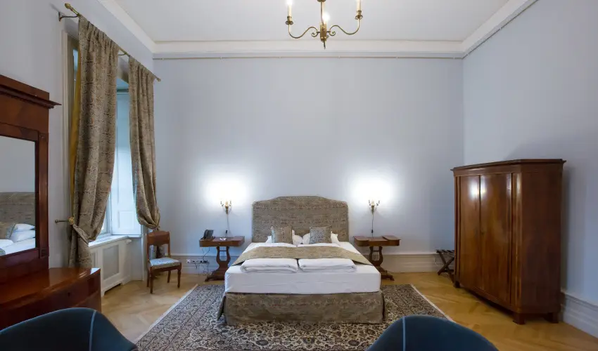 Krolyi Kastly Hotel & Restaurant  Fehrvrcsurg - Augusztus 20.